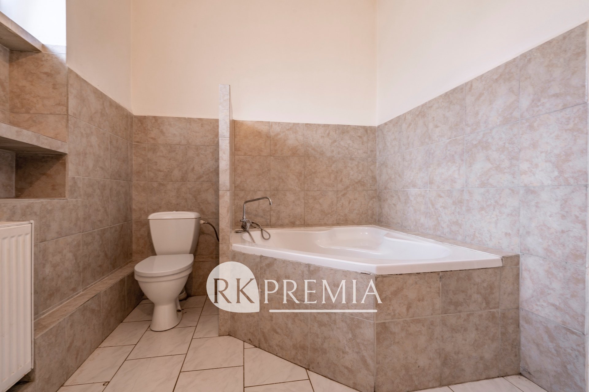 prodej-komercniho-objektu-1102-m2-587-m2-zabrusany-dsc9772-be86e0